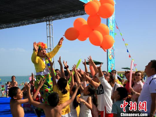 7月28日,博湖县博斯腾湖5A级景区大河口景区举办西海沙浪狂欢盛宴,图为演员为游客赠送气球。 海潮 摄 7月28日,博湖县博斯腾湖5A级景区大河口景区举办西海沙浪狂欢盛宴,图为演员为游客赠送气球。 海潮 摄