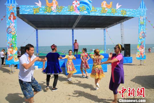 7月28日,博湖县博斯腾湖5A级景区大河口景区举办西海沙浪狂欢盛宴,图为游客与演员共舞。 刘浩 摄 7月28日,博湖县博斯腾湖5A级景区大河口景区举办西海沙浪狂欢盛宴,图为游客与演员共舞。 刘浩 摄