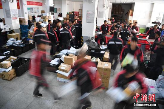 11月13日,昆明一物流配送网点的工作人员分拣快递。“双十一”后,云南网民线上购买的商品陆续到货,快递企业迎来派送高峰。 <a target='_blank' href='http://www.chinanews.com/'><p align=