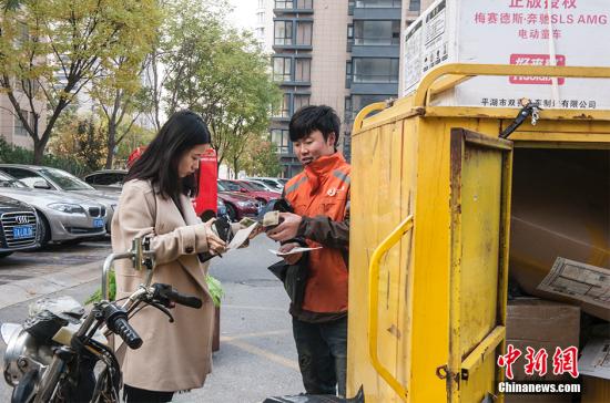 资料图:快递员配送包裹。<a target='_blank' href='http://www.chinanews.com/' >中新网</a>记者 翟璐 摄 资料图:快递员配送包裹。<a target='_blank' href='http://www.chinanews.com/' >中新网</a>记者 翟璐 摄