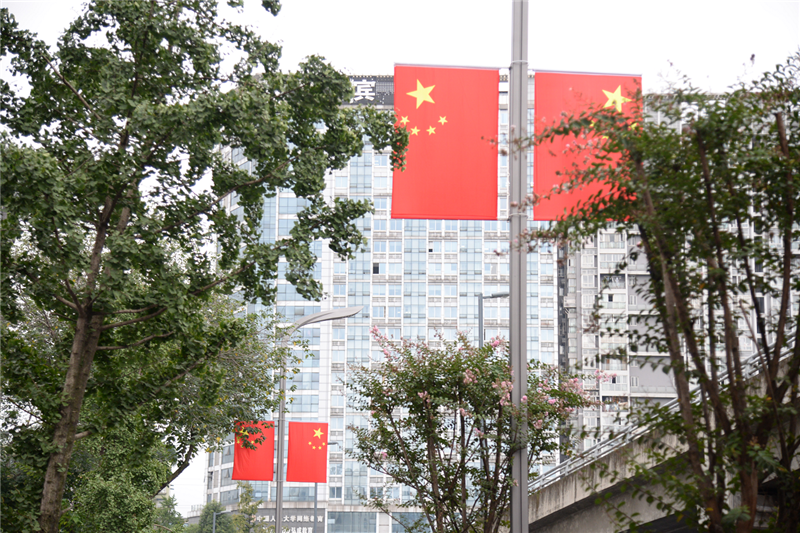 过节啦!成都悬挂国旗庆祝中华人民共和国成立71周年