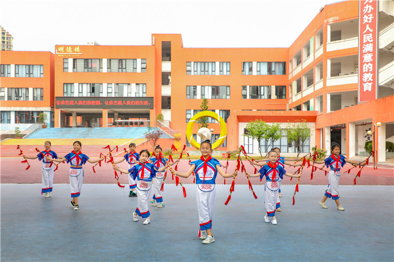 2.ǰ����˼ԴСѧѧ�����ڴ����졣.jpg
