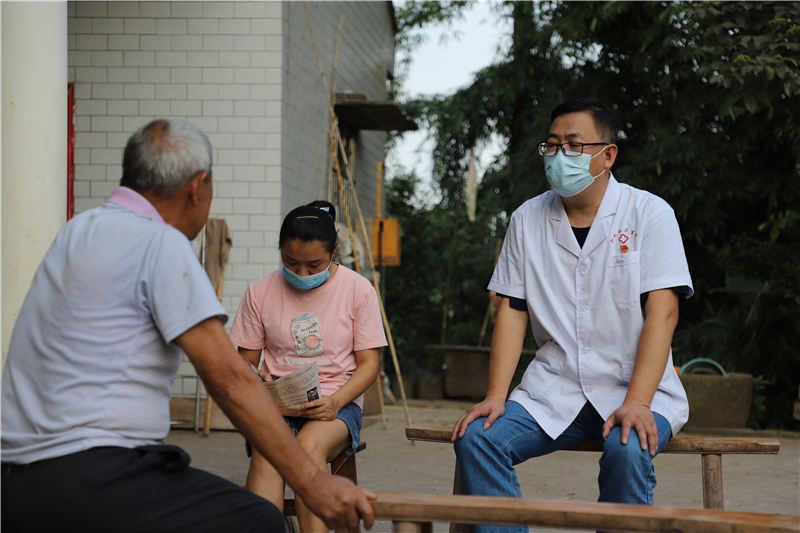 图四,根据健康档案,定期上门随访。居民通过查询健康档案,了解自己的健康状况,开展自我健康监测,培养健康生活习惯。(邓建刚摄).png