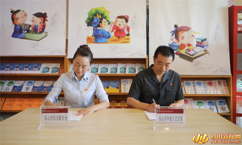 签署《未成年人家庭教育指导协作机制》.jpg