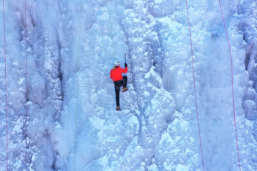 攀冰 王成贵摄影.jpg