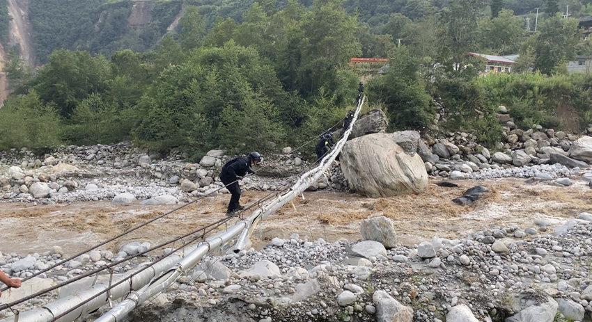 特警队员通过水管渡河 (2).jpg