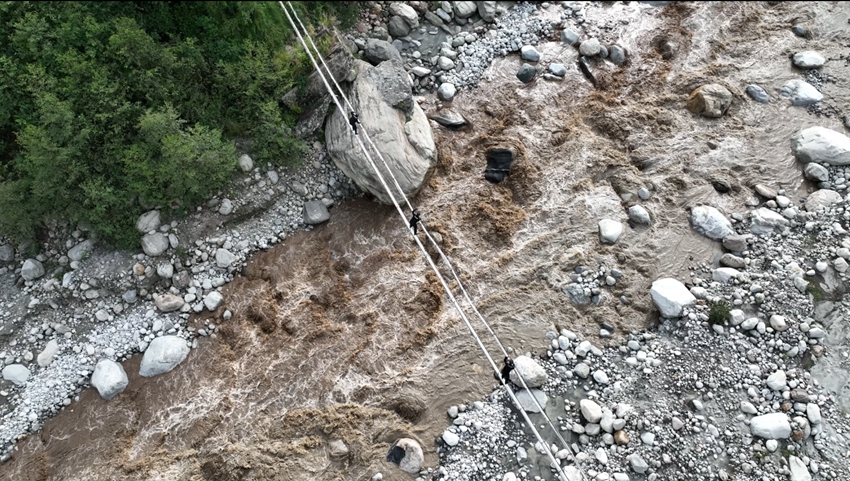 特警队员利用绳索“飞渡”燕子沟河 (2).jpg