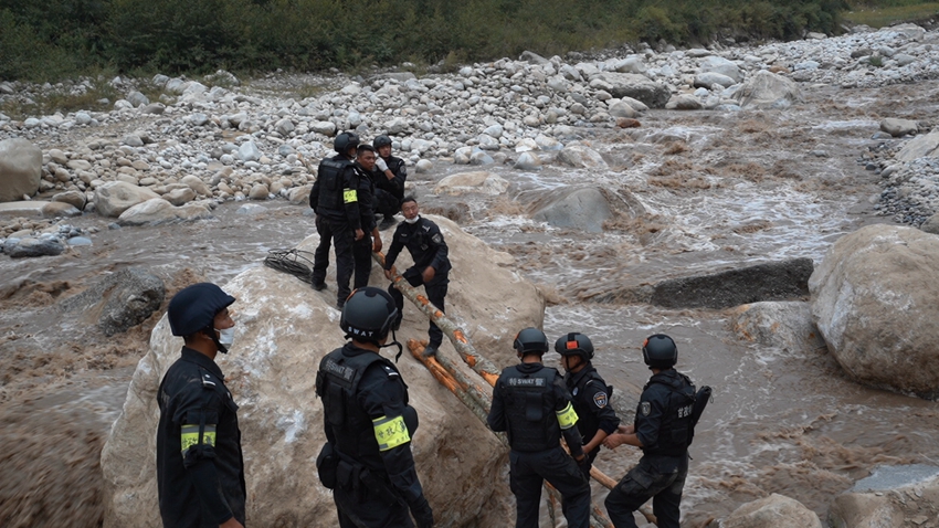 磨西镇蔡阳村,特警队员们搭建简易木桥 (2).jpg