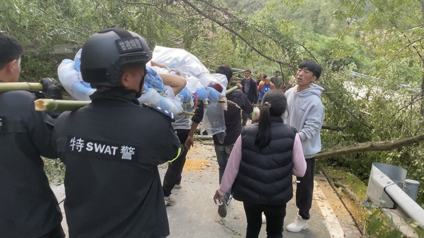 磨西镇蔡阳村,特警队员们转移受灾群众.jpg