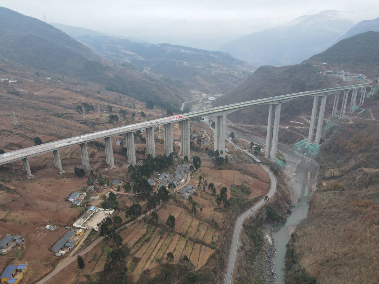 乐西高速子莫格尼特大桥全幅贯通.jpg 乐西高速子莫格尼特大桥全幅贯通.jpg