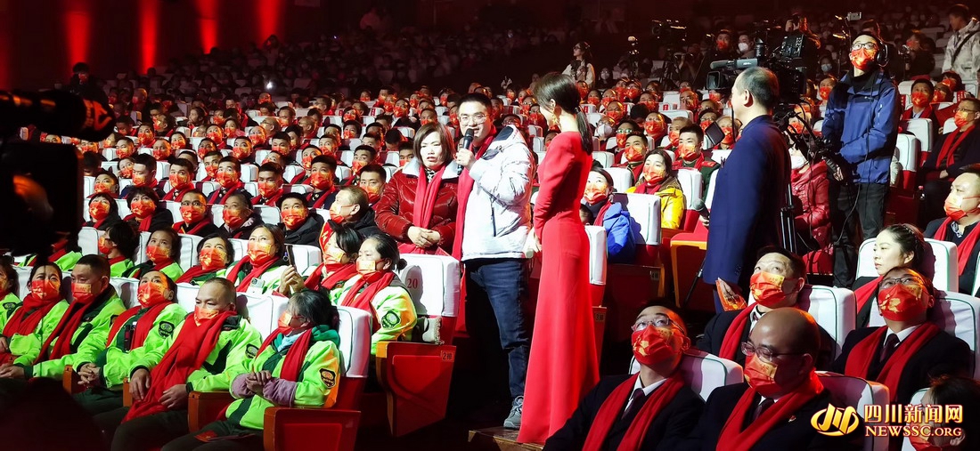 甘宇携母亲亮相达州春晚.jpg 甘宇携母亲亮相达州春晚.jpg