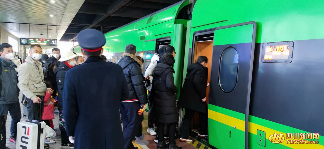 达州火车站旅客.jpg 达州火车站旅客.jpg