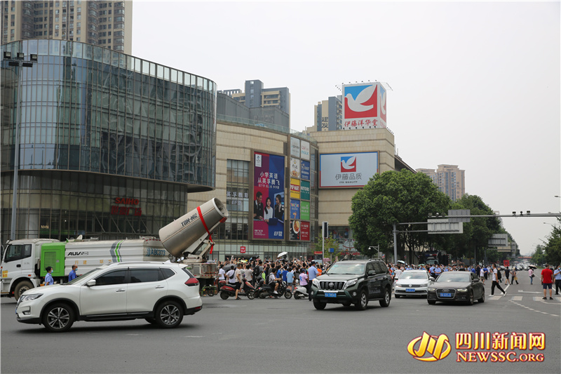 11日15时,封控区解封,区域内车辆驶出。.jpg