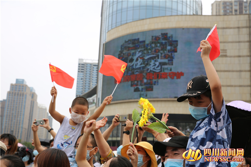 成都高新区石羊街道都城雅颂居相关封控区居民喜迎“解封”时刻.jpg
