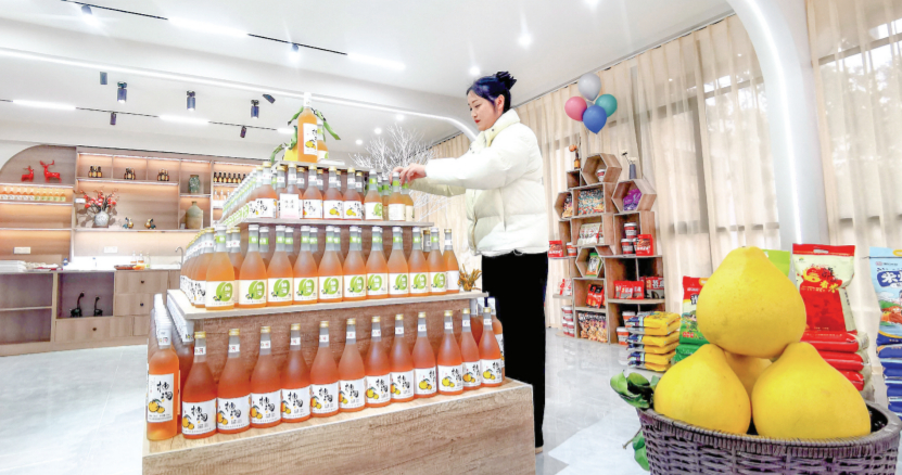 广汉连山镇:柚子李子变身“黄金果” 集体经济酿出美好新滋味(图1) 广汉连山镇:柚子李子变身“黄金果” 集体经济酿出美好新滋味(图1)