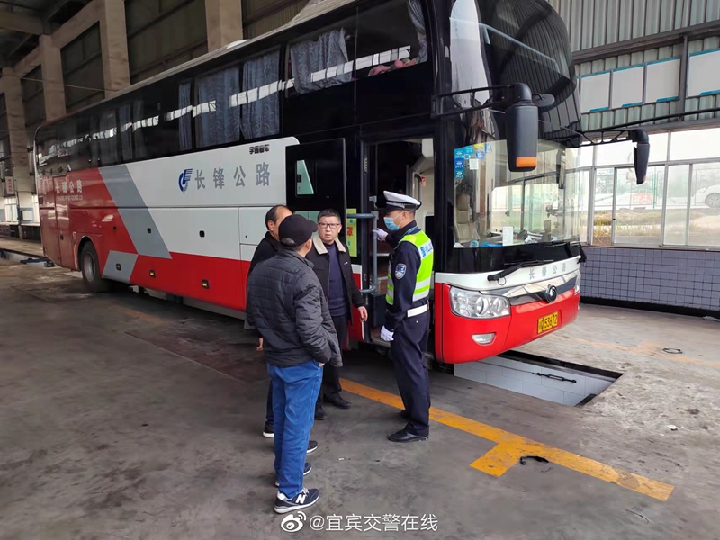 进企业开展交通安全宣传.jpg 进企业开展交通安全宣传.jpg