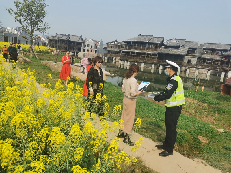 走进田间地头.jpg 走进田间地头.jpg