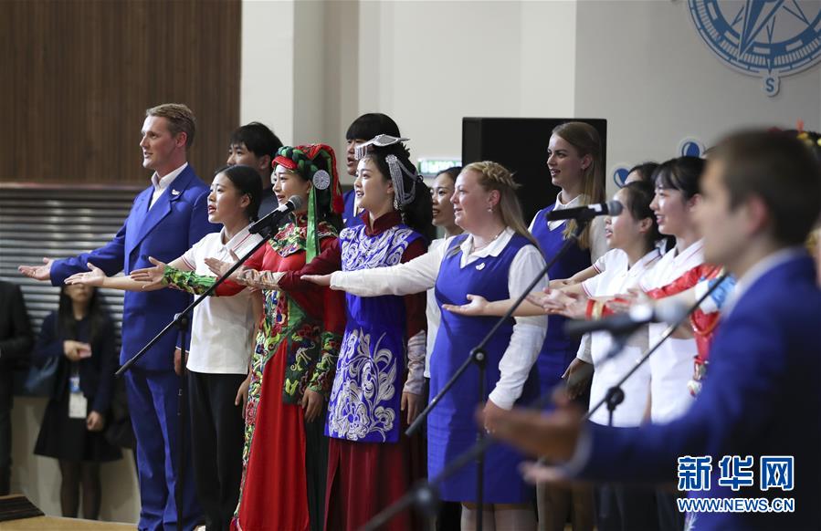 (新华全媒头条·出访·图文互动)(3)你的目光我的暖——记习近平主席访问“海洋”全俄儿童中心 (新华全媒头条·出访·图文互动)(3)你的目光我的暖——记习近平主席访问“海洋”全俄儿童中心