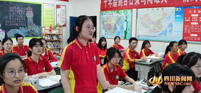 ��ˬ��У��ͬѧ�����Լ��ġ����˹��¡� (2)_����.jpg