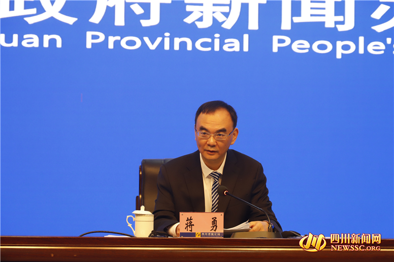 四川省统计局总统计师蒋勇 摄影:李奇臻.jpg