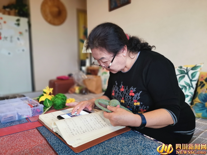 陈嬢嬢将毛线制品与文物图片进行对比 (2).jpg