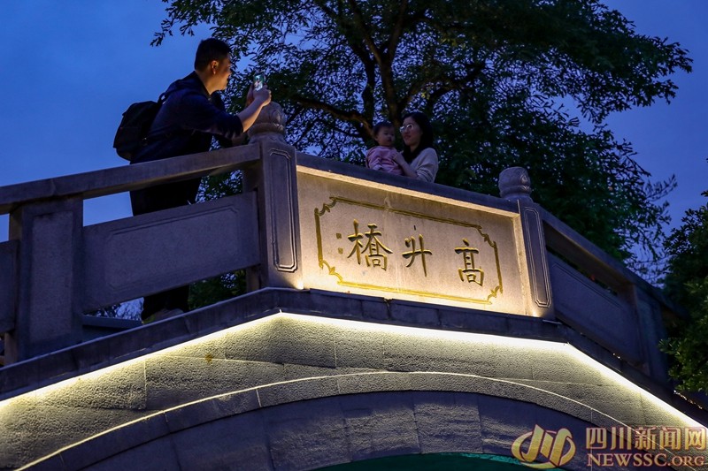 摄于铁像寺水街高升桥 一家三口站在桥头拍照.jpg