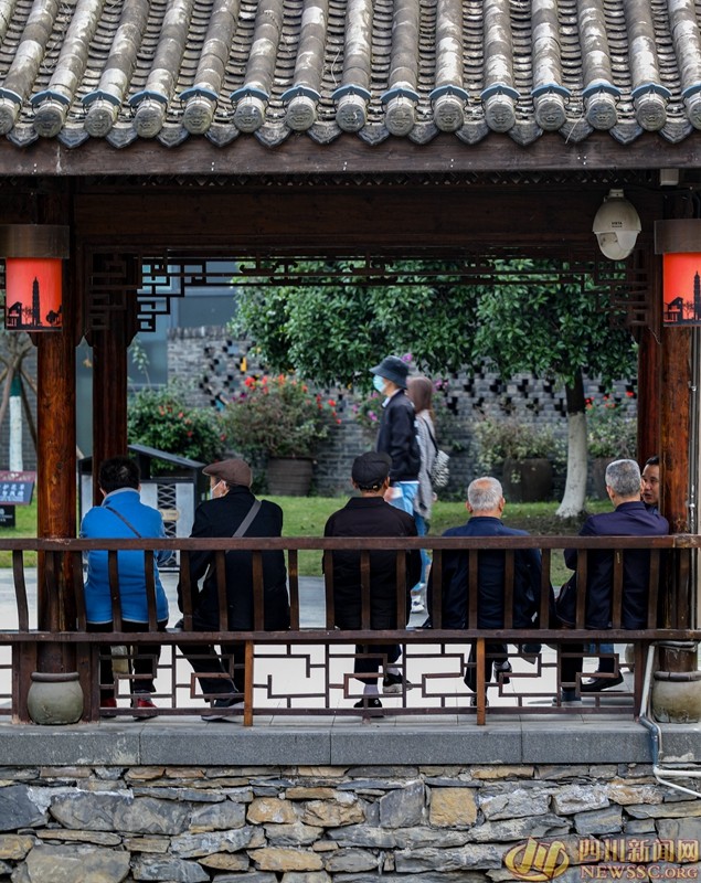 摄于铁像寺水街亭楼 午后几位老人在亭内摆龙门阵.jpg