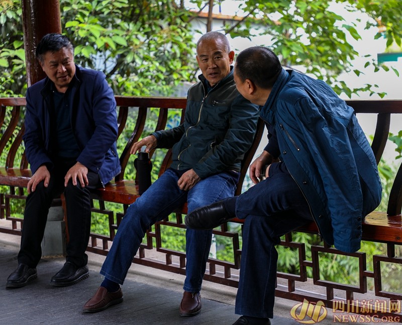 摄于铁像寺水街万福桥亭内 几位老人围坐聊天.jpg