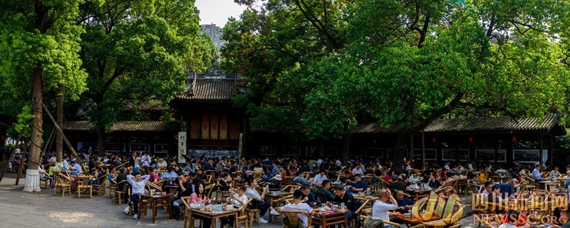 摄于铁像寺水街陈锦茶楼 茶客午后围坐饮茶.jpg