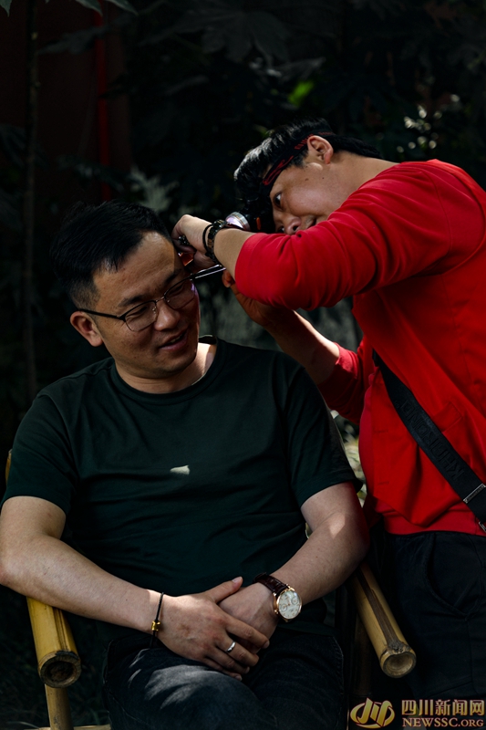 摄于铁像寺水街陈锦茶铺 一茶客正在采耳.jpg