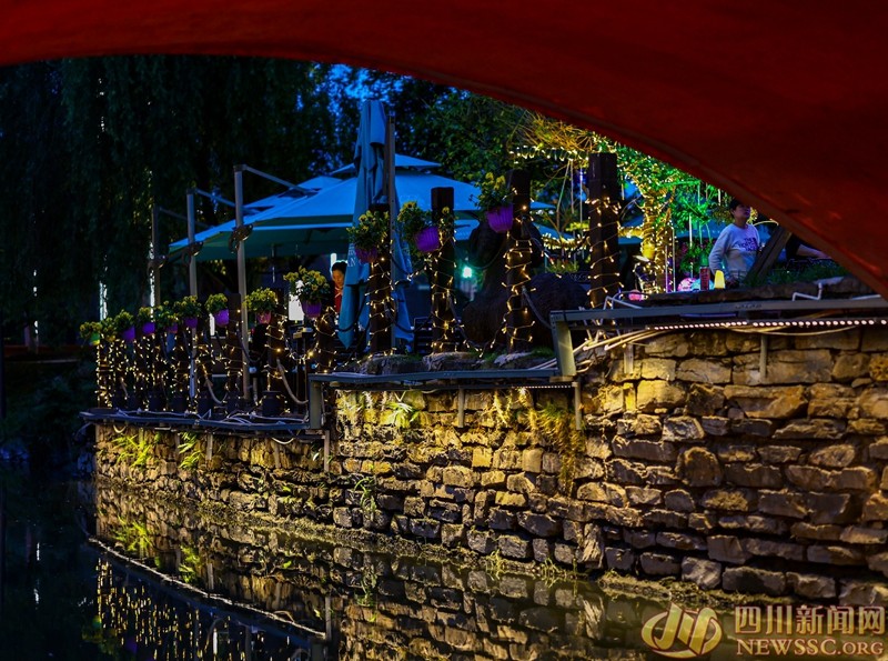 摄于铁像寺水街 夜色降临市民沿街而坐共进晚餐.jpg