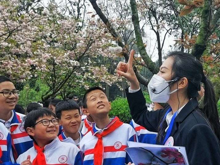 工作人员带领同学们参观植物园.jpeg 工作人员带领同学们参观植物园.jpeg