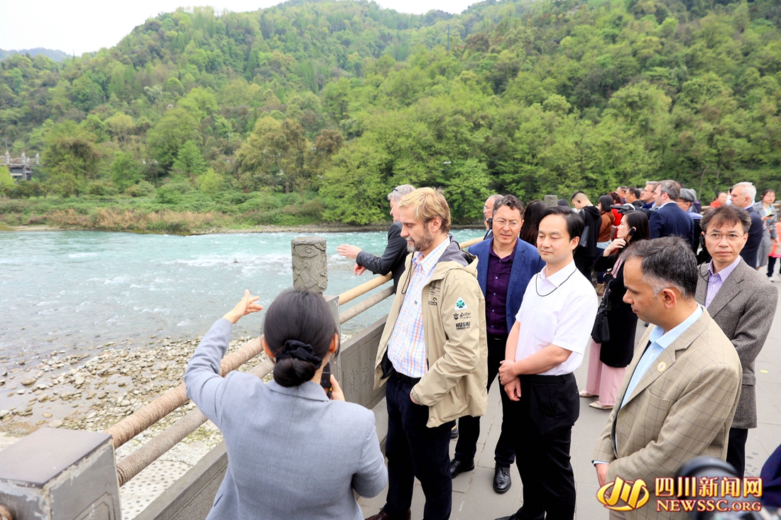外国使领团参观都江堰水利工程_副本.jpg