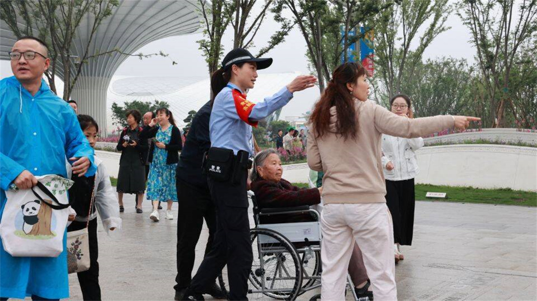 民警服务游客.jpg 民警服务游客.jpg