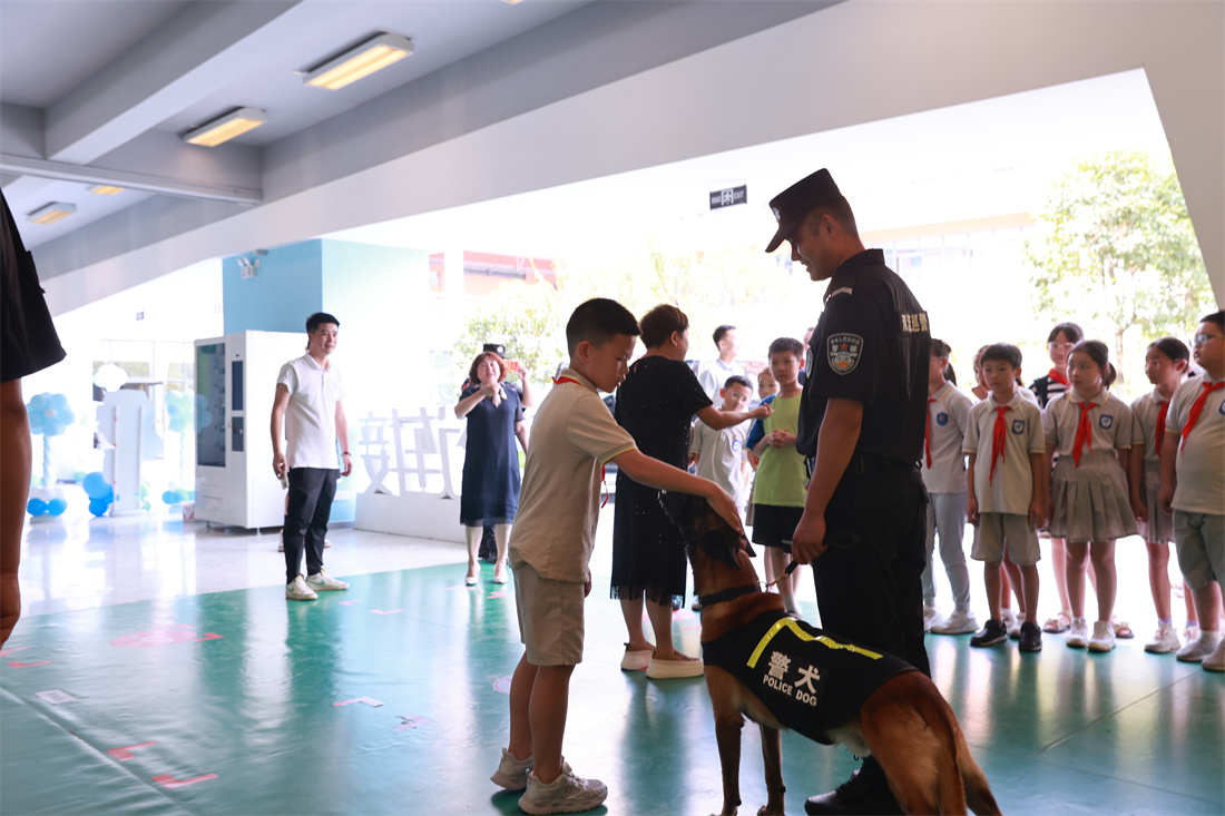 警犬学生互动.jpg 警犬学生互动.jpg