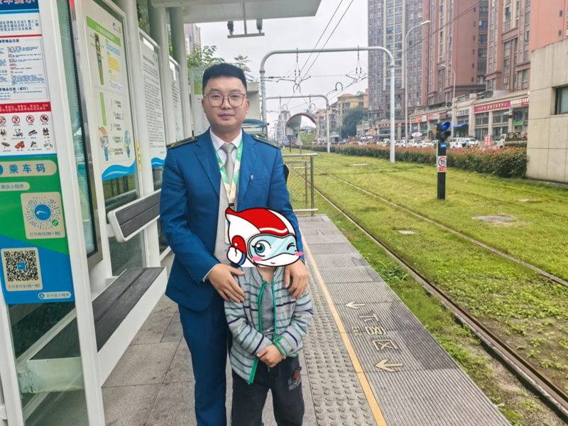 有轨电车“蓉er车长”艾君和7岁的小朋友.jpg