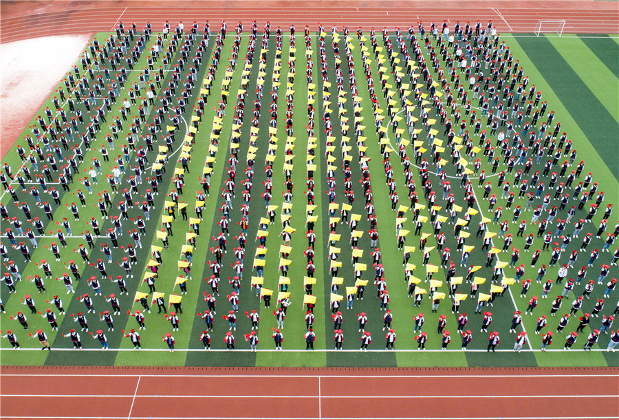 4月28日,四川省华蓥中学即将高中毕业的学子在成人礼仪式上拼摆党旗