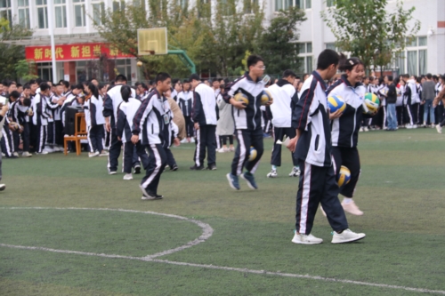 江油市太白中学开展趣味体育赛为学生减压