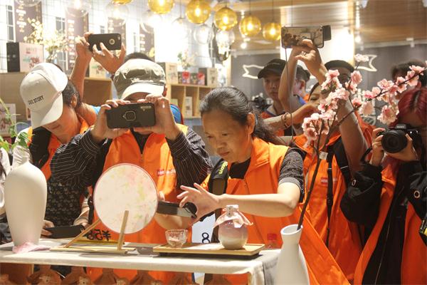 百人拍客团探寻“最自流井”元素：体验尖山桃花特产 拍下最早出现“自贡”的石碑