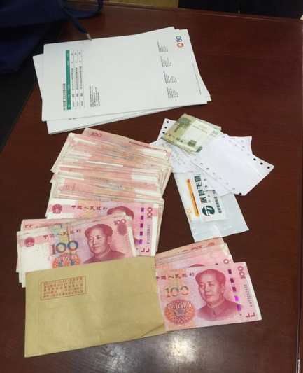 杨女士办完领取手续临走时,悄悄将1000元现金放在公司办公桌上,工作