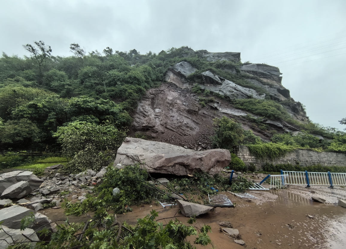 宜宾吊白路段山体塌方致该路全线封闭 多部门现场排危抢险