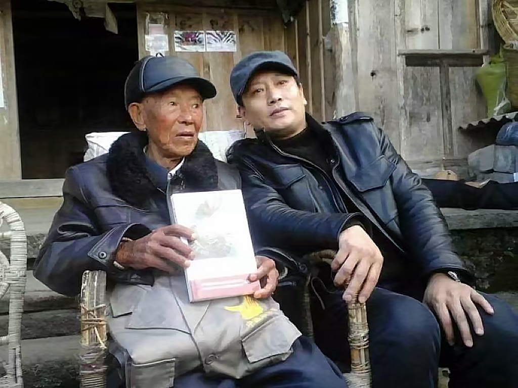 图3:谢家俊(右一)与老兵张体留的合照