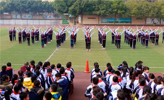 青神县实验小学热烈举行迎新足球啦啦操比赛